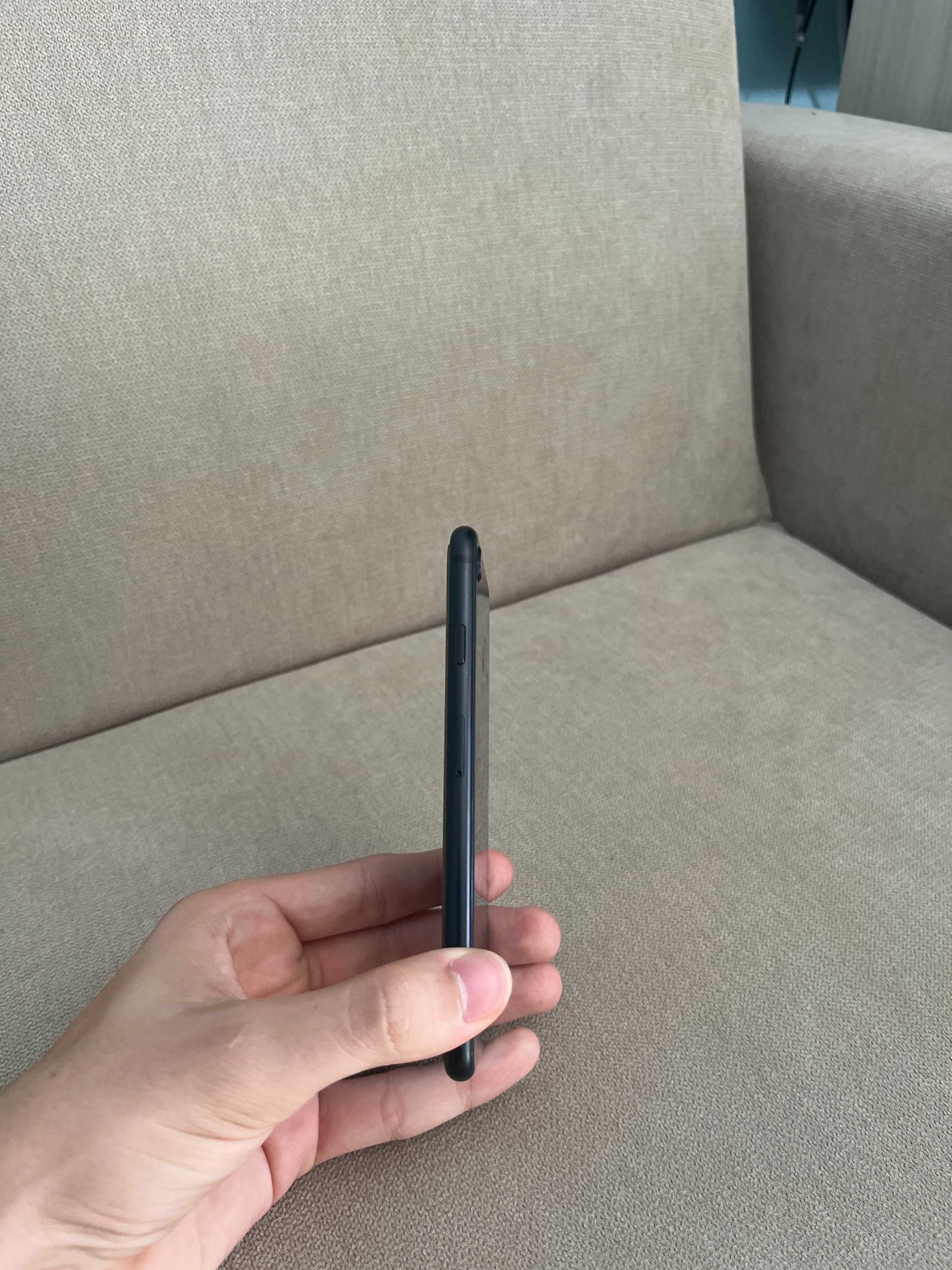 Продавам IPhone 2020 + протектор + калъф (Speck) - 175 лв