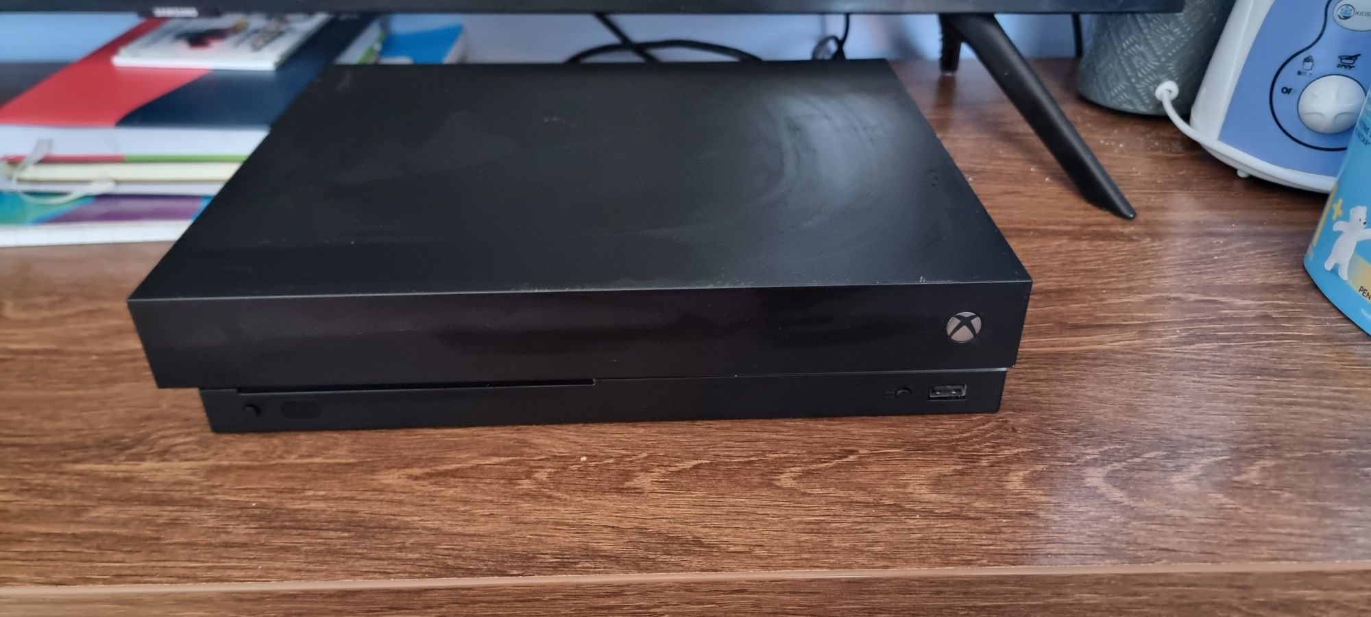 Xbox one x 1 TB 2 manete