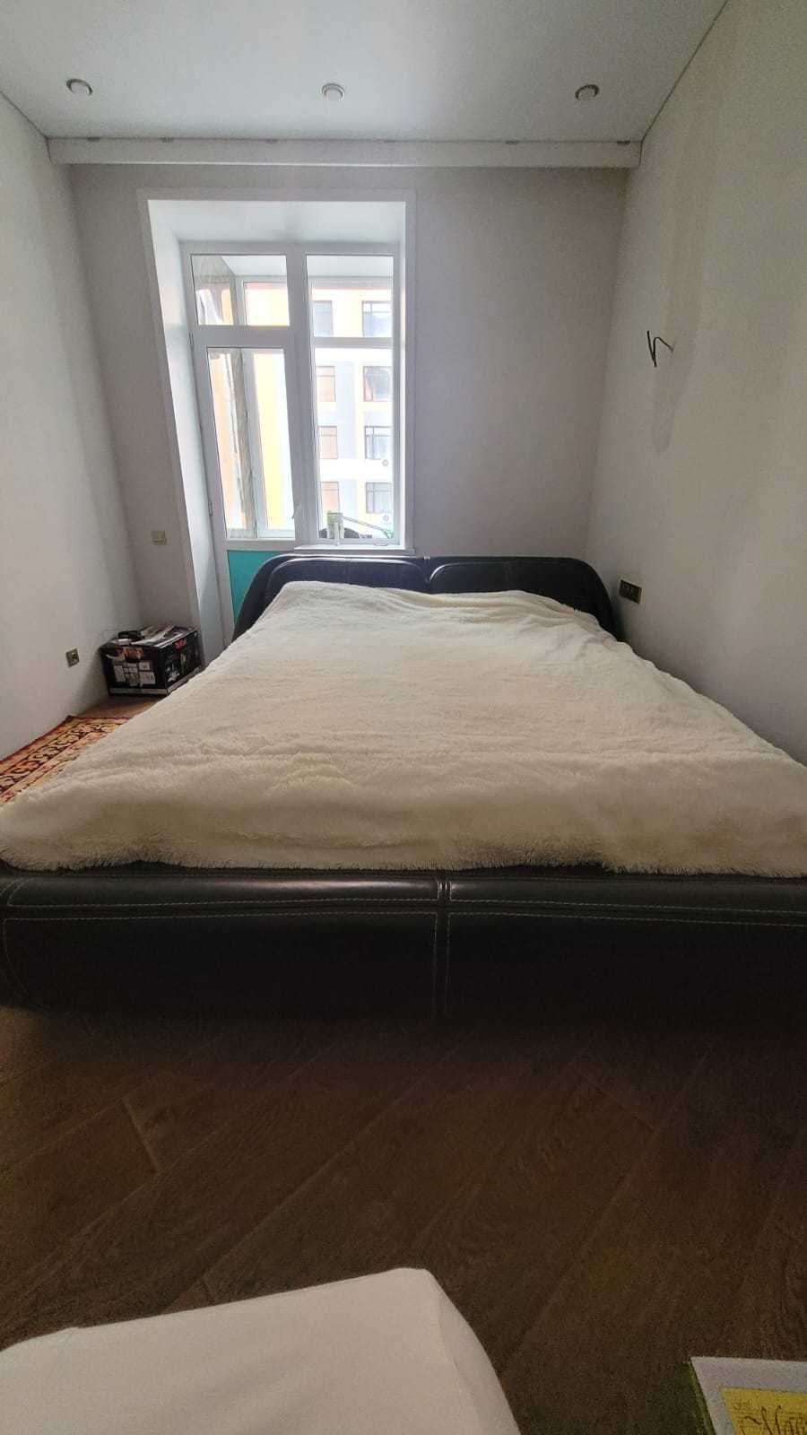 Кровать двухспальная кожаная  кровать  с тумбочками