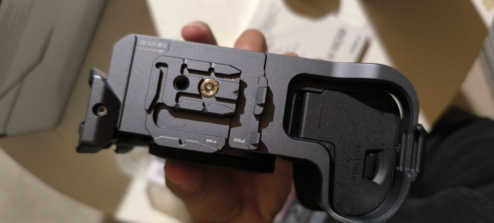 Canon R7 + кейдж + карта 64GB + батерия