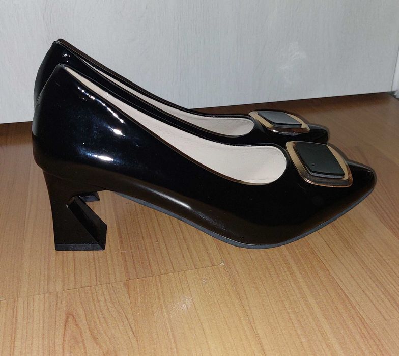 Pantofi cu toc mic, marimea 37