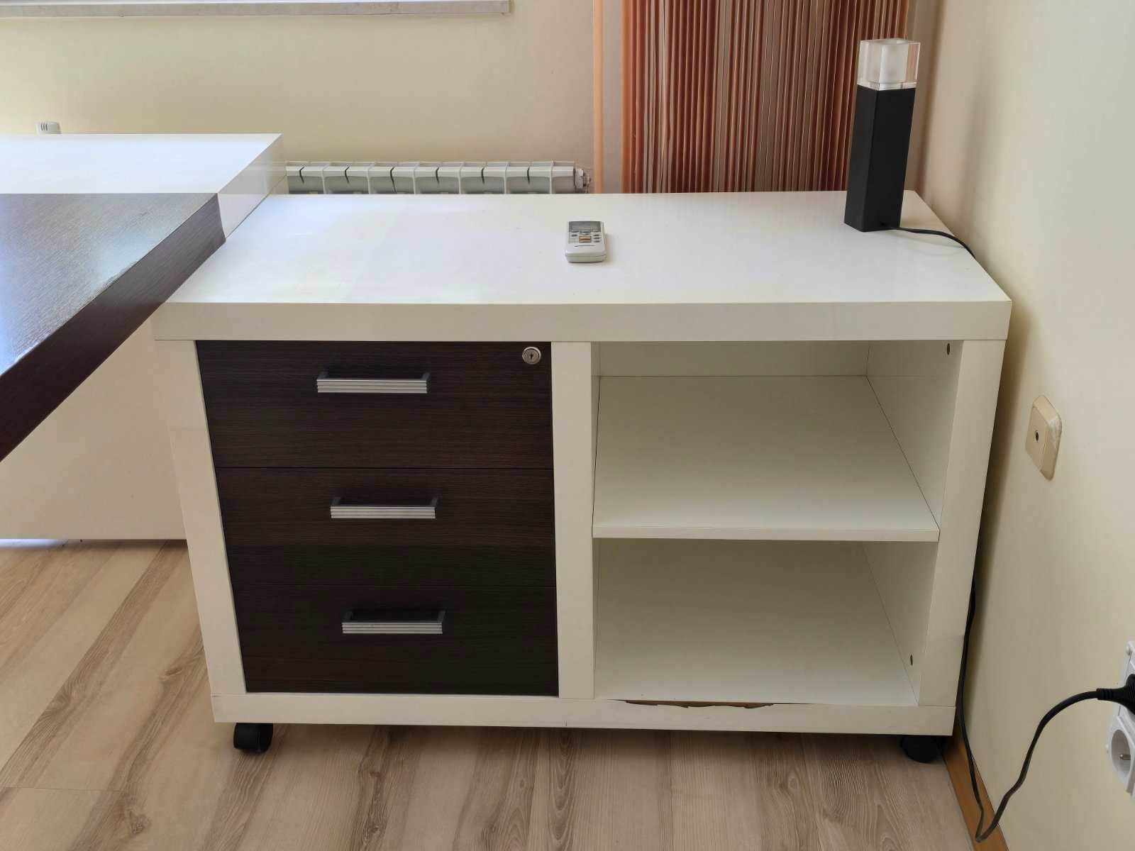 Продавам Офис мебели