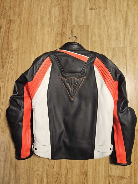 Vand geaca moto piele DAINESE Veloster, Marime 50, Pret 690 lei