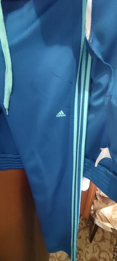 Спортивный костюм фирмы Adidas