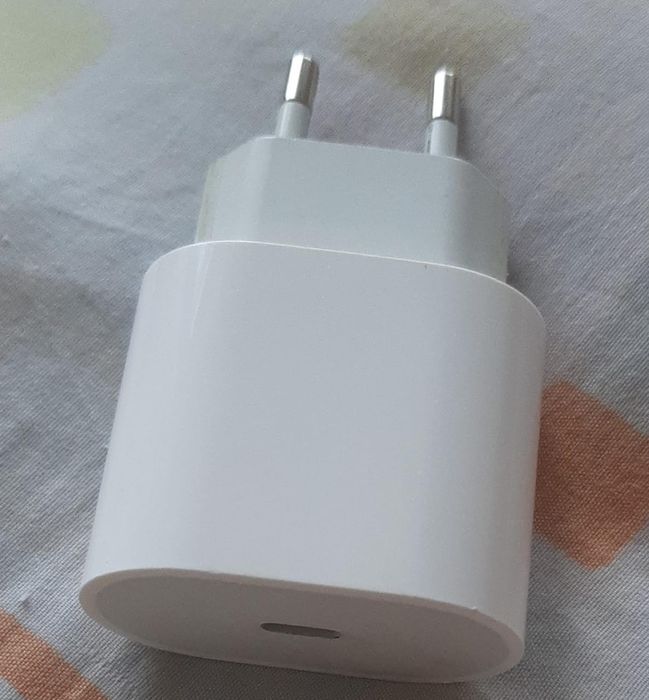 Iphone  адаптер сатылады 3000 тг жумыс жасайды коп колданылмады