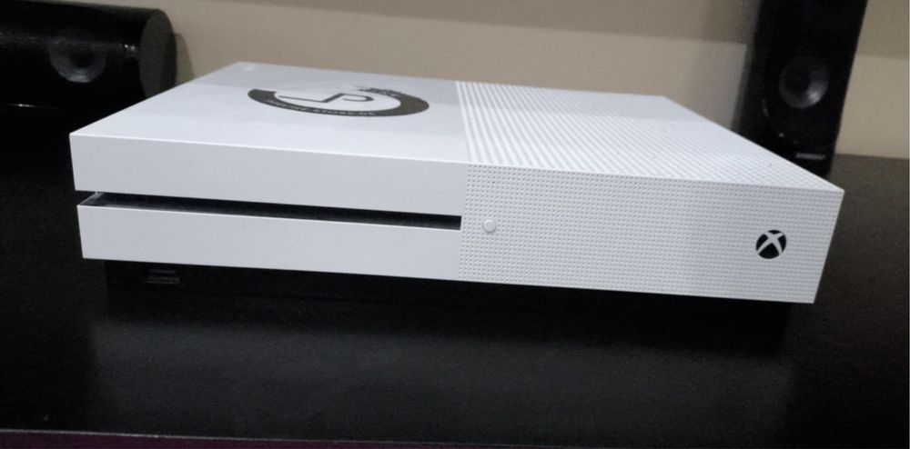 XBOX ONE S 1tb + controller