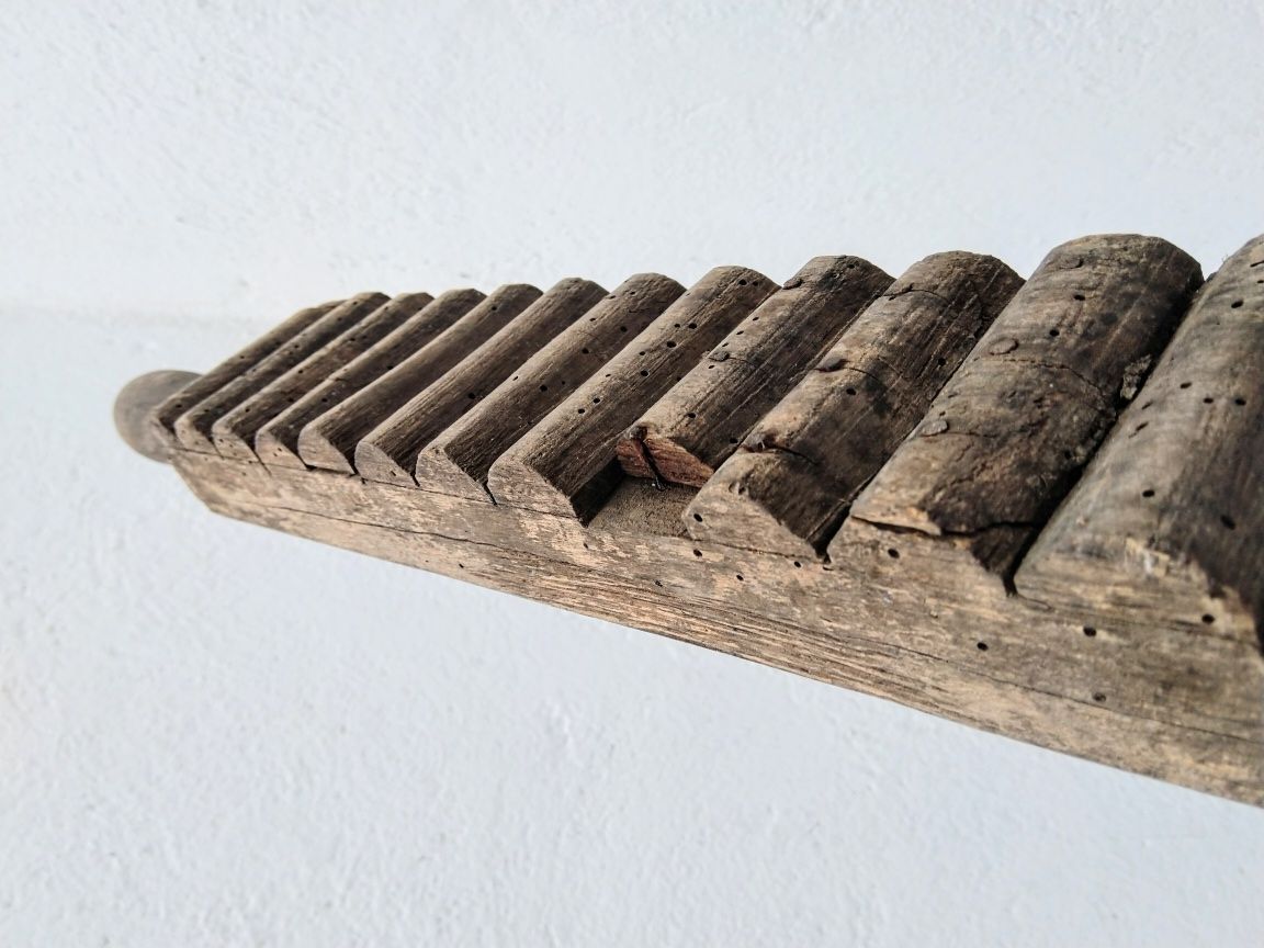Obiect lemn vechi folosit la netezirea țesăturilor și spălarea hainelo