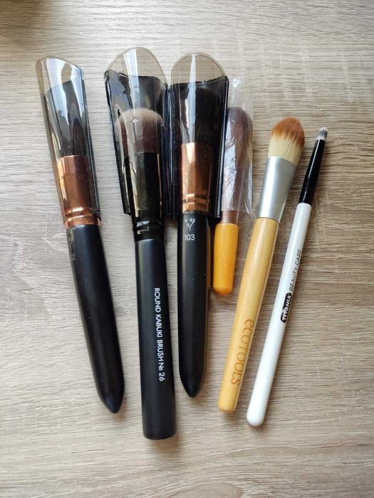 Различни четки за грим