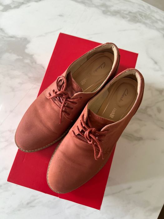 Обувки от естествен велур Clarks