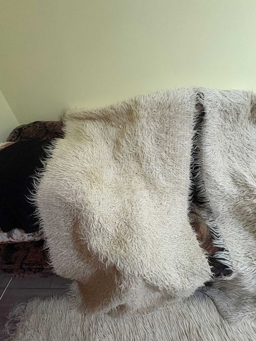 Set din lână, compus din: 3 treceri, pătura și 2 elemente pt. fotolii