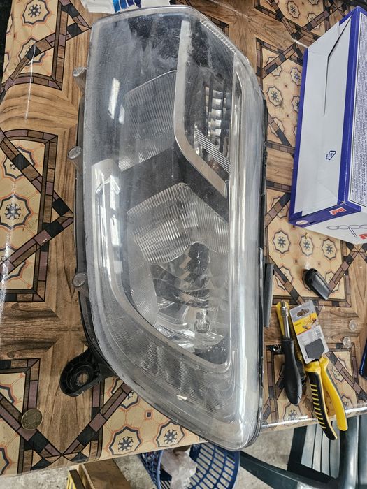 Far stânga  Logan II MCV (2013 - Prezent)