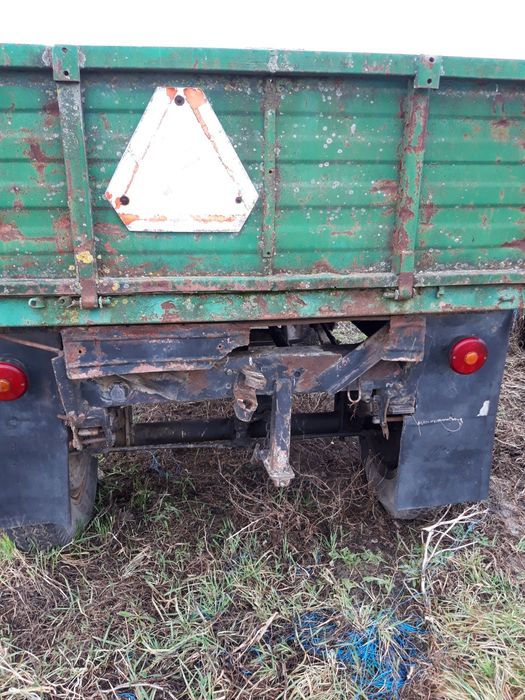 Remorca agricola basculabila cu doi cilindri și roata a 5 a  .