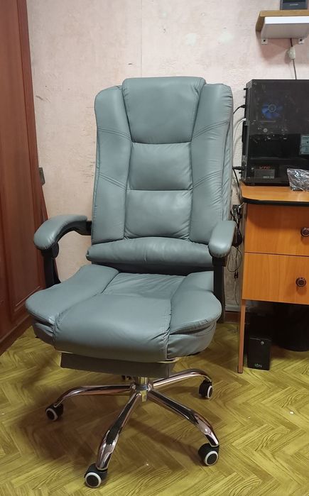 Продаётся компьютерное офисная кресло почти новое.