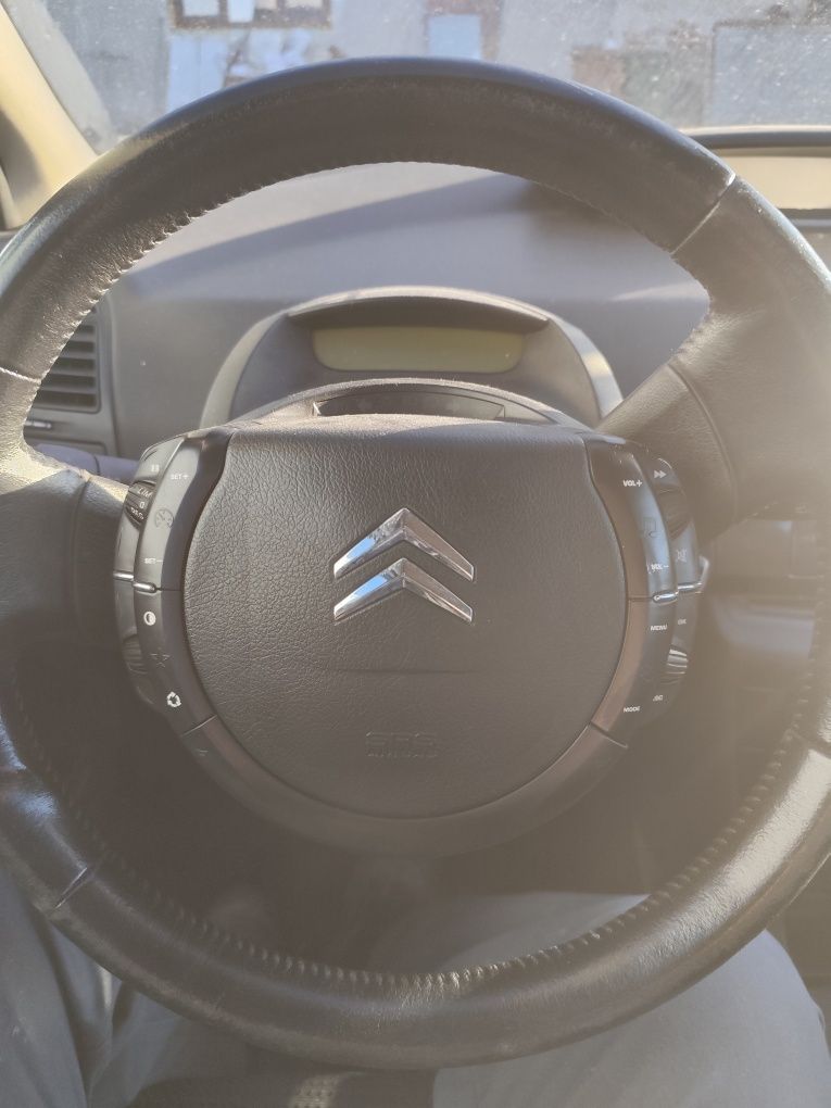 Ситроен Ц4 Citroen C4 1.6 HDI 107коня бартер са скеле