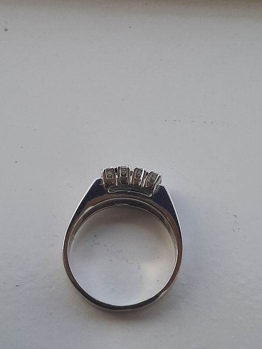 Inel din aur alb 18kt safire baghetă și diamante