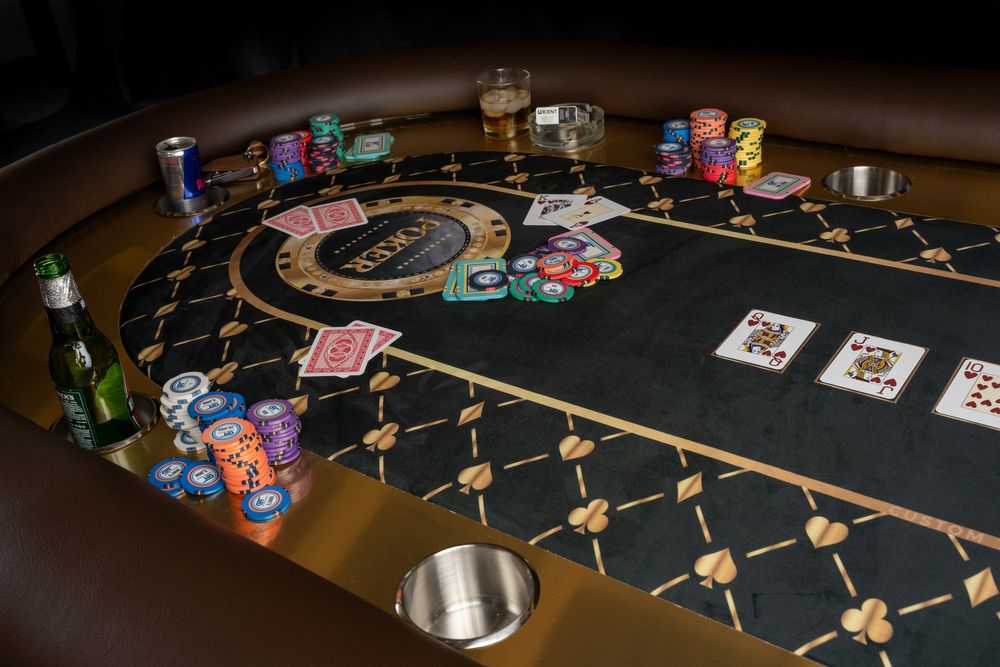 Masa poker + Jetoane Poker Ceramice set CustomTables.eu LOGO tau
