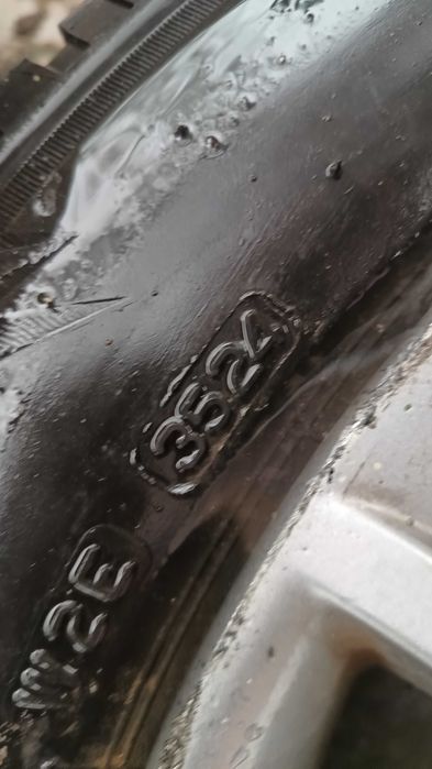 Vând genți cu anvelope de iarnă pe 16