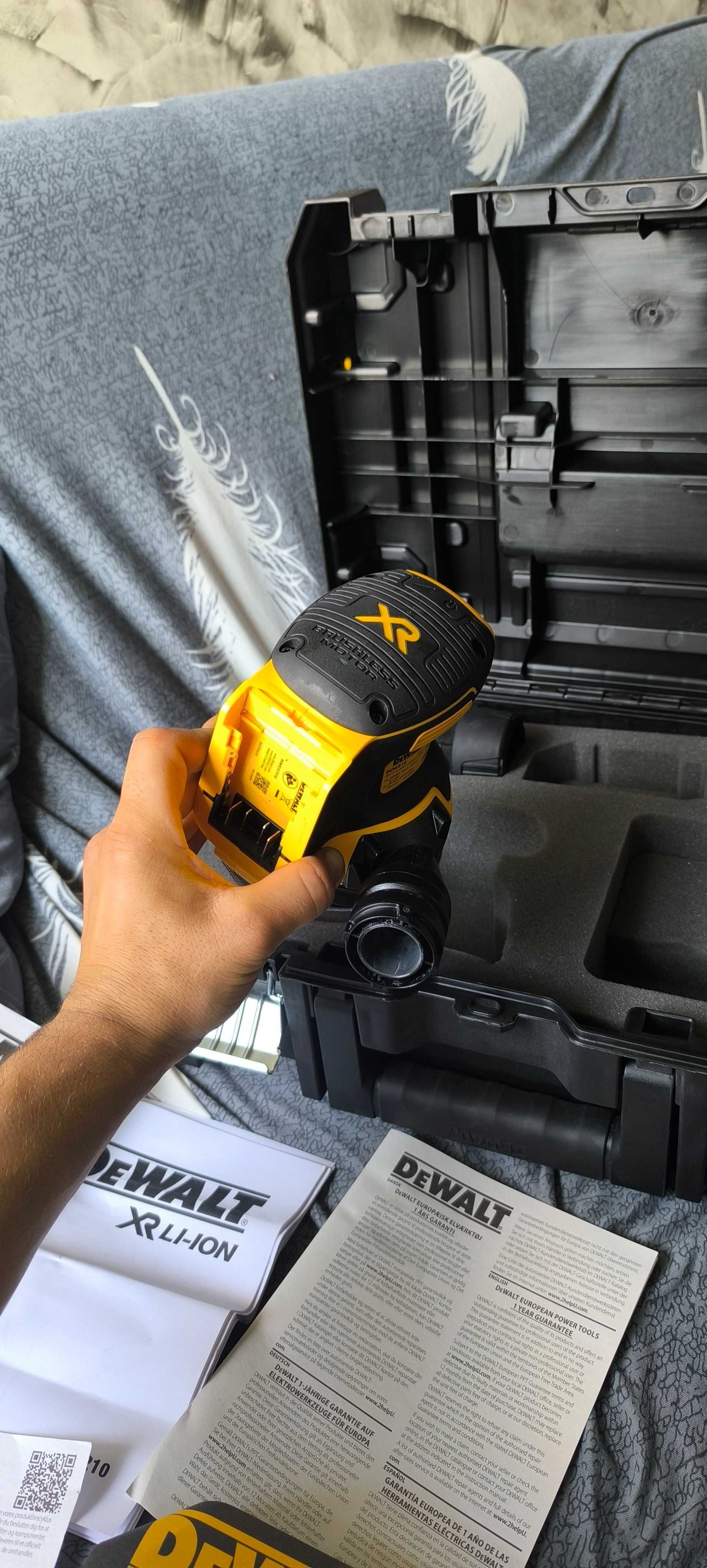 Эксцентричен шлайф DeWALT DCW210