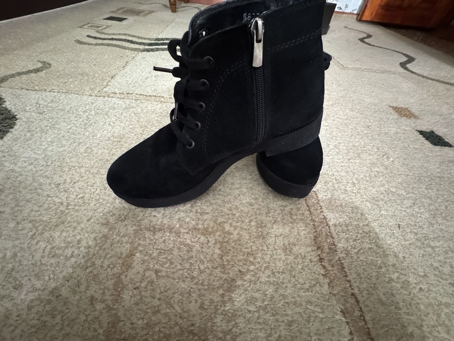 Продаются женские замшевые ботинки