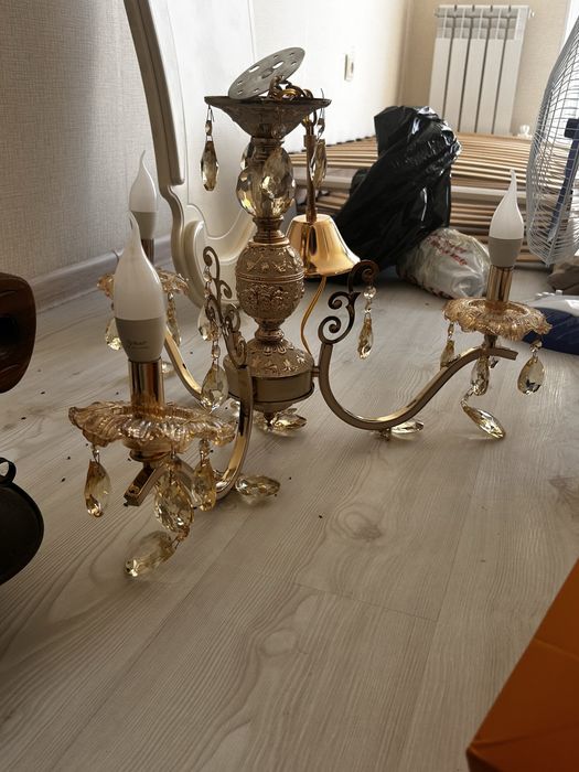 Продам люстру в отличном состояний