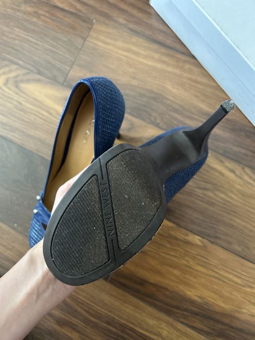 Високи сини токчета на Nine West