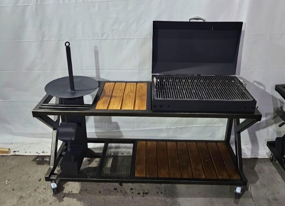 Grătar cu spațiu de lucru și plita de gatit