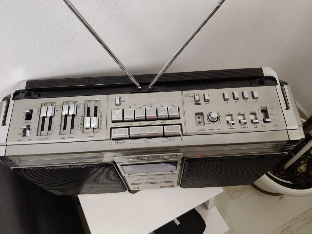 Radio casetofon GF Sharp 9494