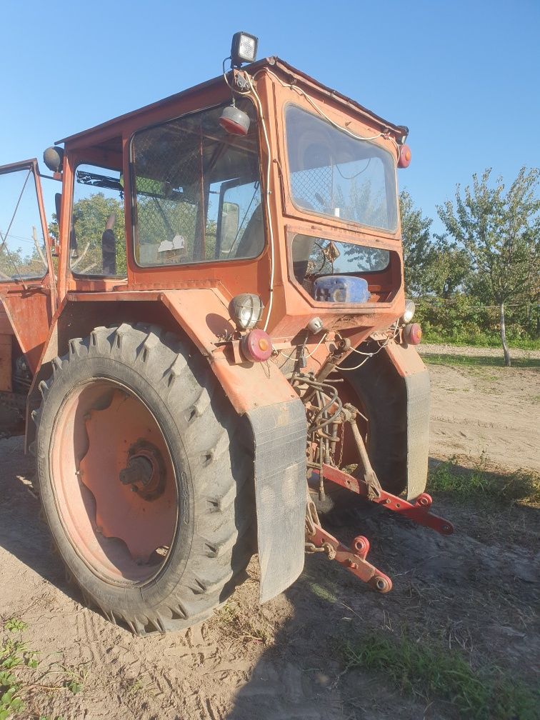 Tractor U650 și utilaje agricole