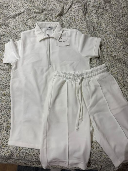 Бял спортен екип