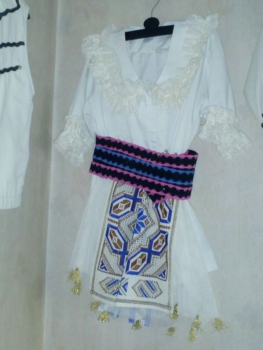 costum traditional pentru copii