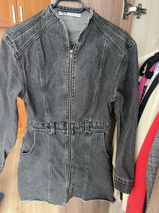 Дънкова рокля Zara с дълъг ръкав над коленете