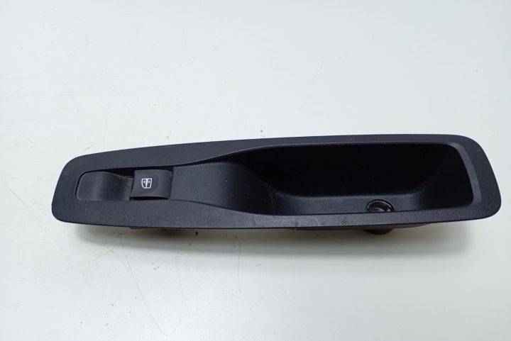 Buton geam stanga spate 829502487R Nissan Qashqai a 2-a generatie J11