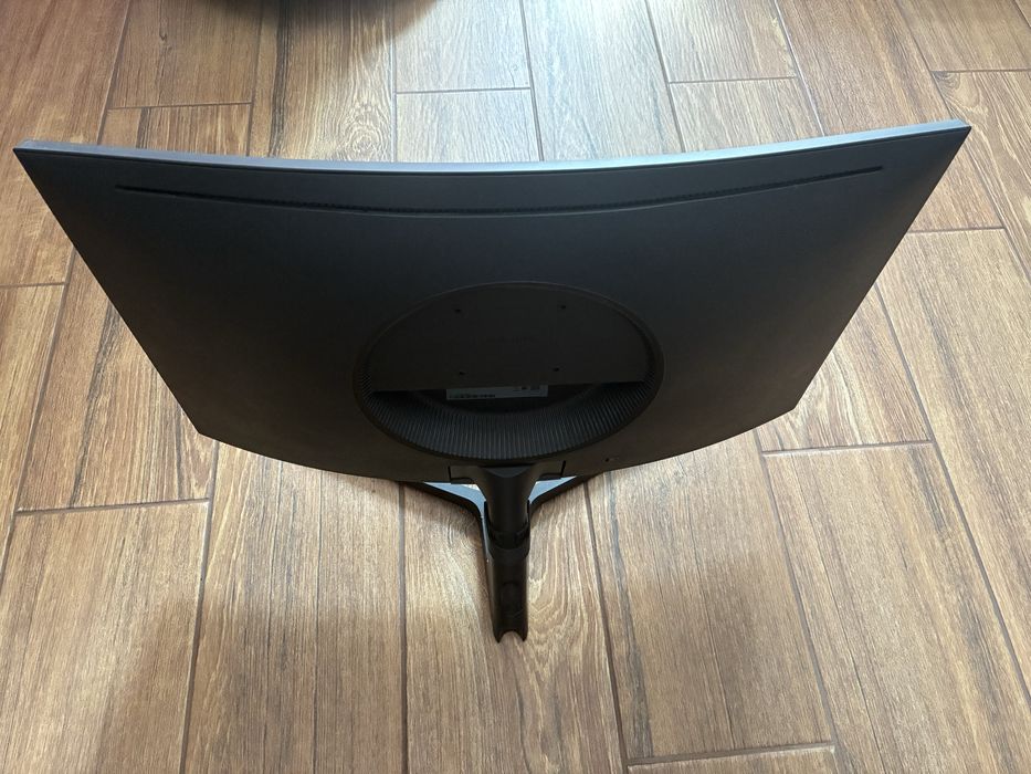 Monitorul de gaming curbat Samsung