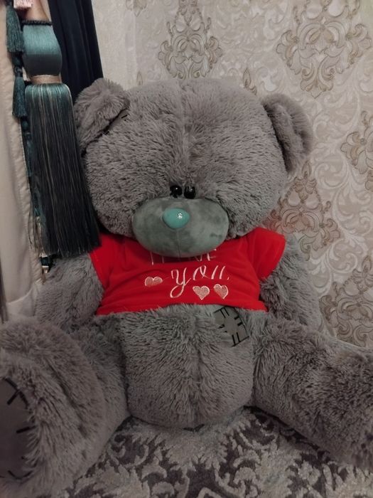 Плюшевый мишка среднего размера