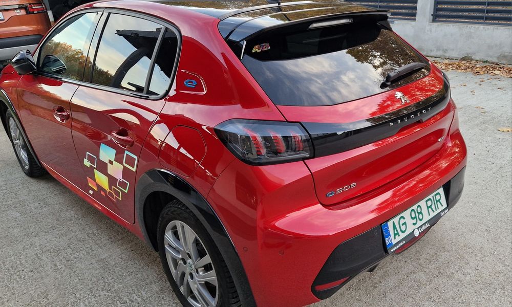 Peugeot e 208 GT full