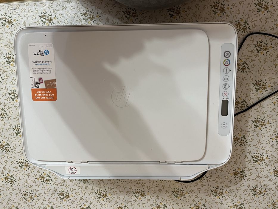 model multifuncțional HP DeskJet 2710e All-in-One.