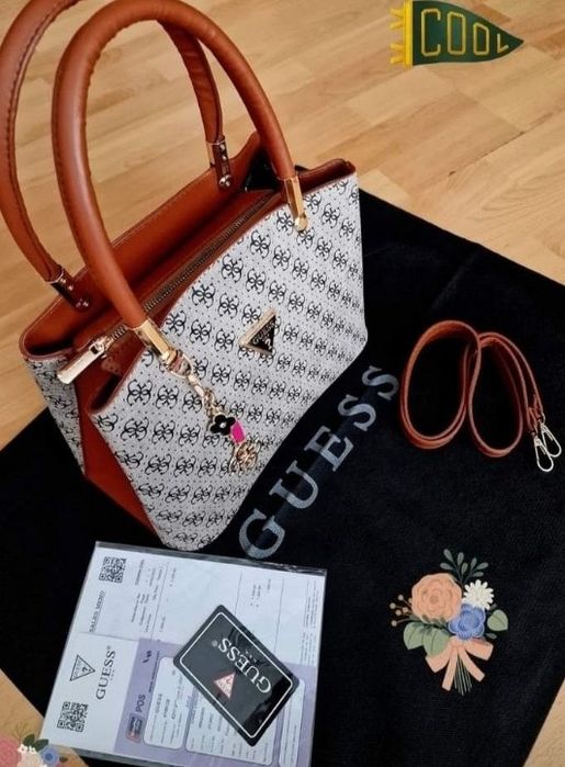 Geanta damă, dimensiune medie,curea detasabila umăr, saculet, etichetă