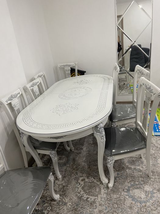 Стол со стульями