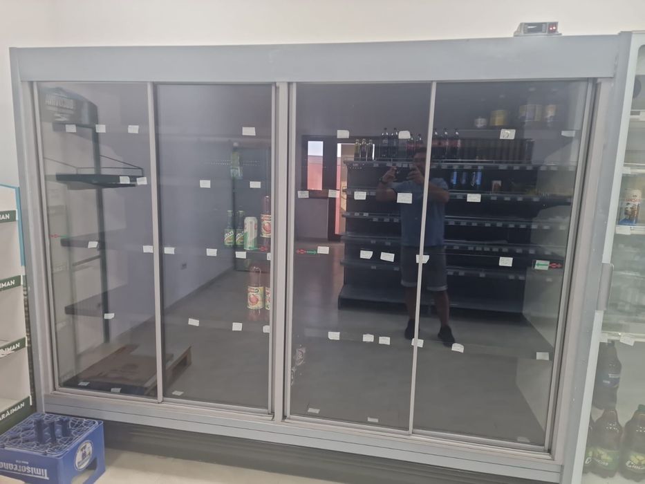 Vitrină frigorifică bäuturi - 4 compartimente, consum redus