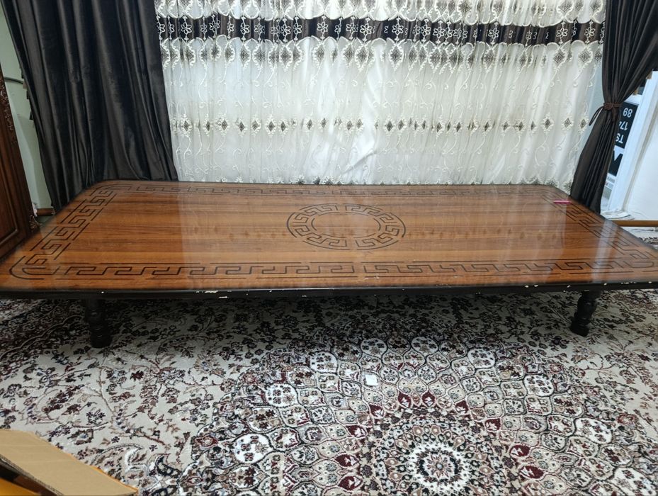 Xontaxta (uzum stol ham bo'ladi, oyoqlari bor)