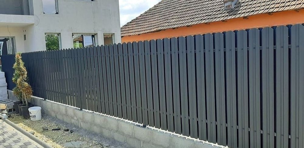Construim garduri si porti din sipca metalica, panouri stil jaluzele,