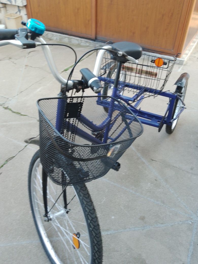 Продавам велосипед триколка за възрастни.