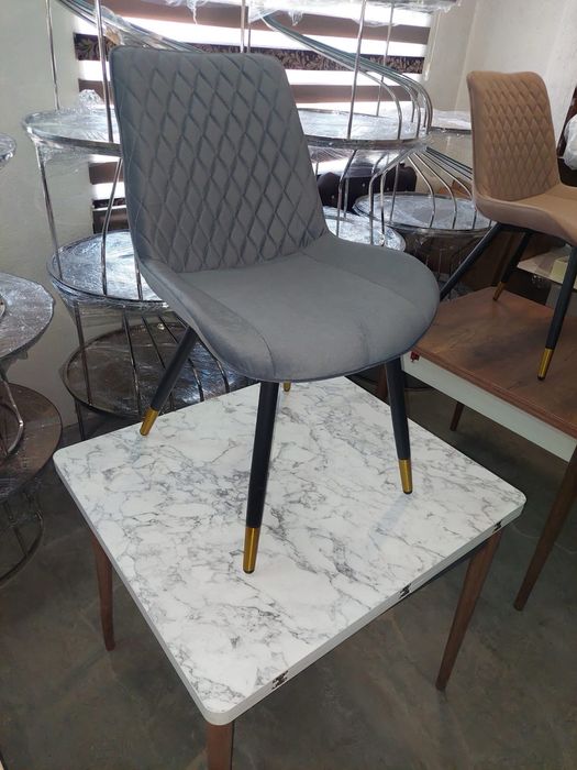 Трапезен стол в два цвята