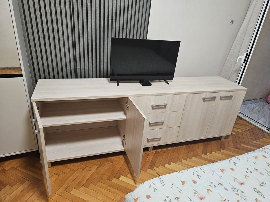 Масивен голям скрин