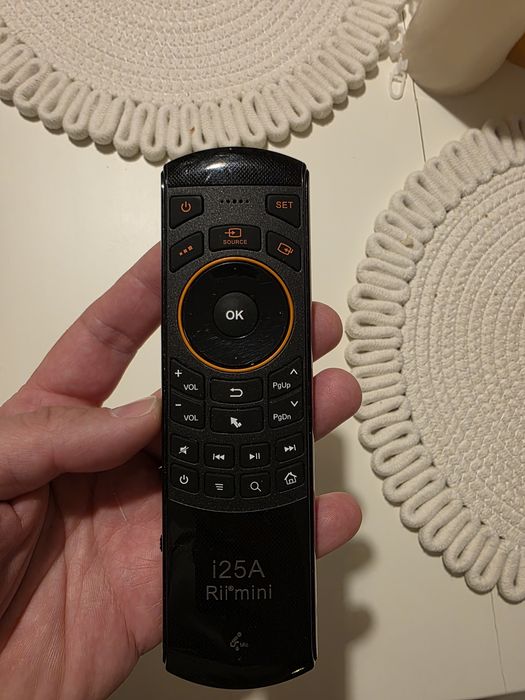 Telecomanda cu funcție de învățare și tastatura