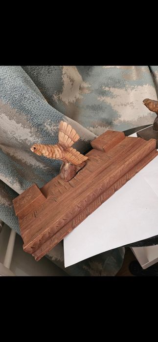 Cocosi de munte sculptați în lemn