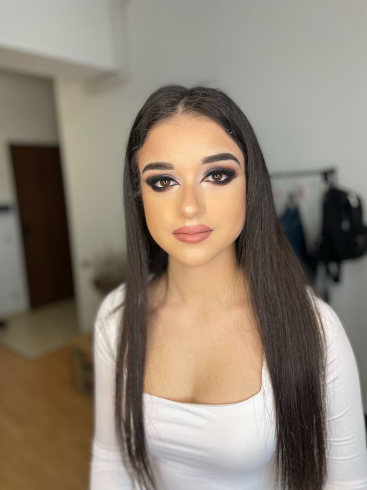 Make-up profesional!!  Pret 150 Ron!