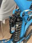 Шок Rockshox vivid r2c2 и вилка Rockshox Boxxer Charger