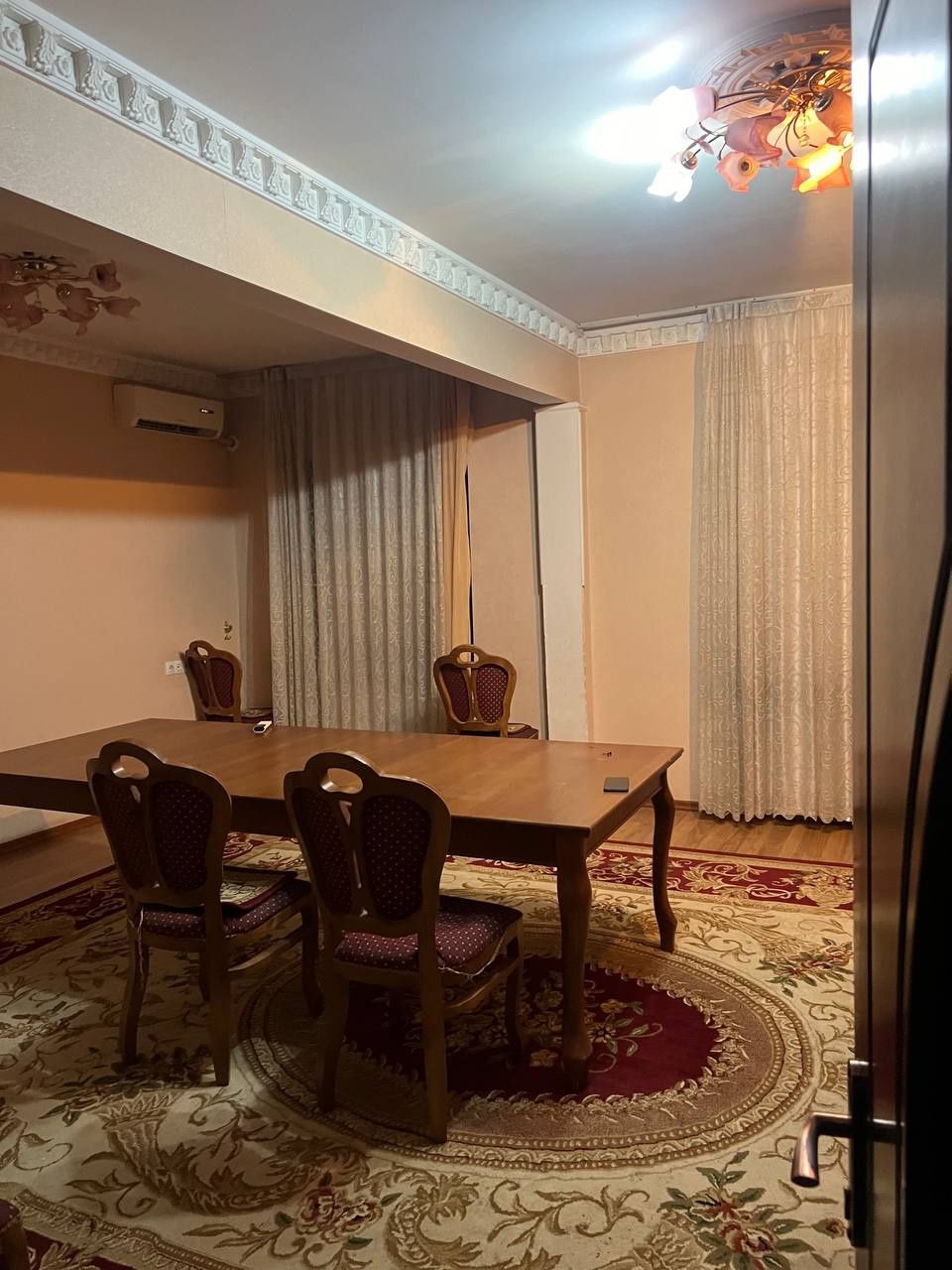 Qizlar bilan birga turishga qoratosh mediapark yoniga