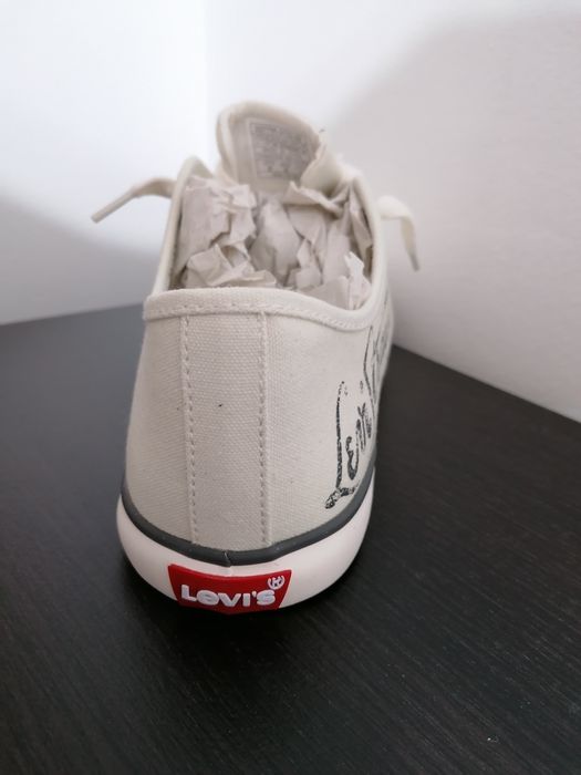 Teniși Levi Strauss noi 44